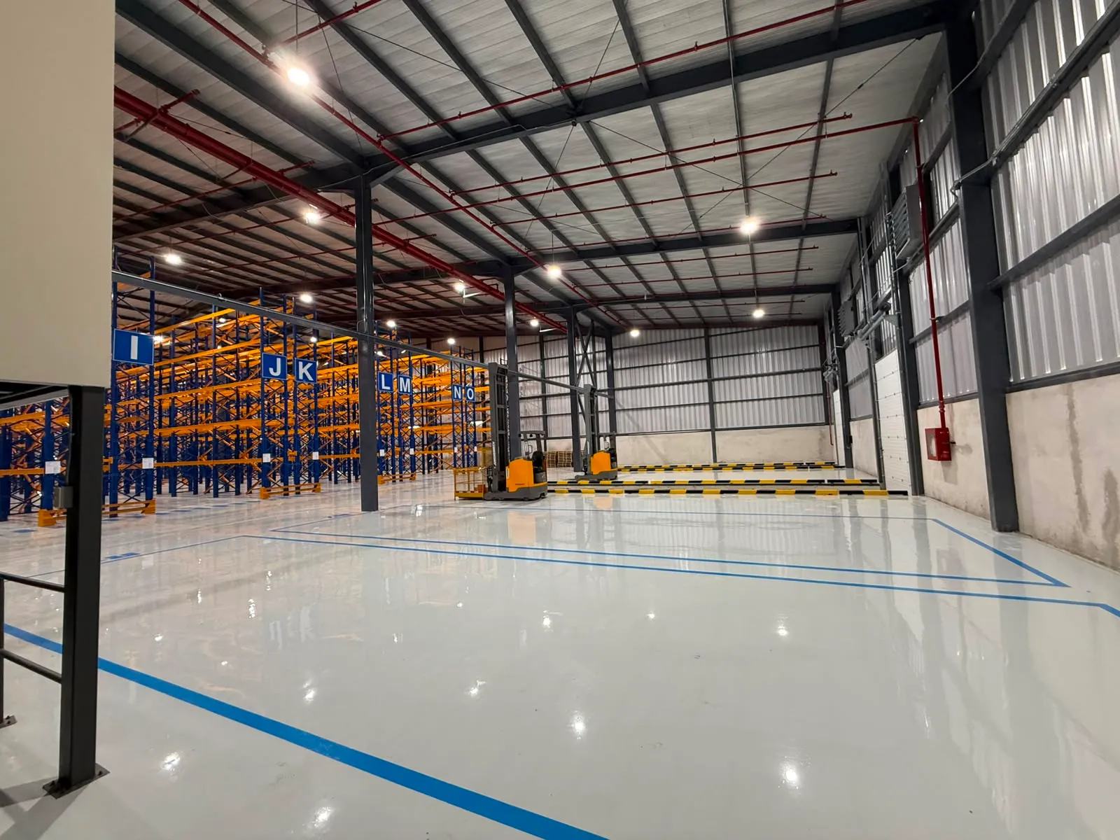 Horizontal warehouse at Terminal Logístico Durán with lettered racking aisles